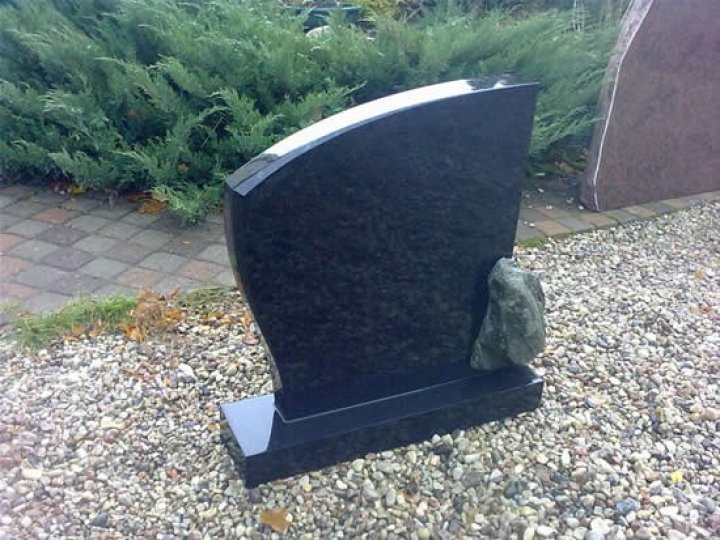 Pūlēti granīta kapa pieminekļi