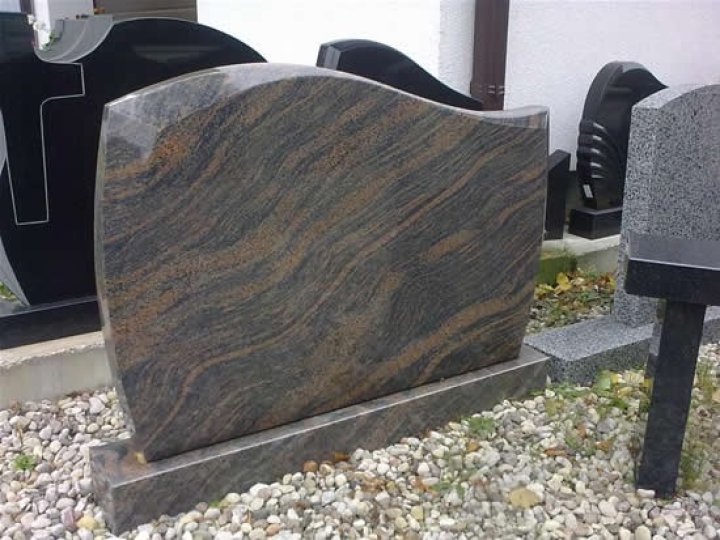 Pūlēti granīta kapa pieminekļi