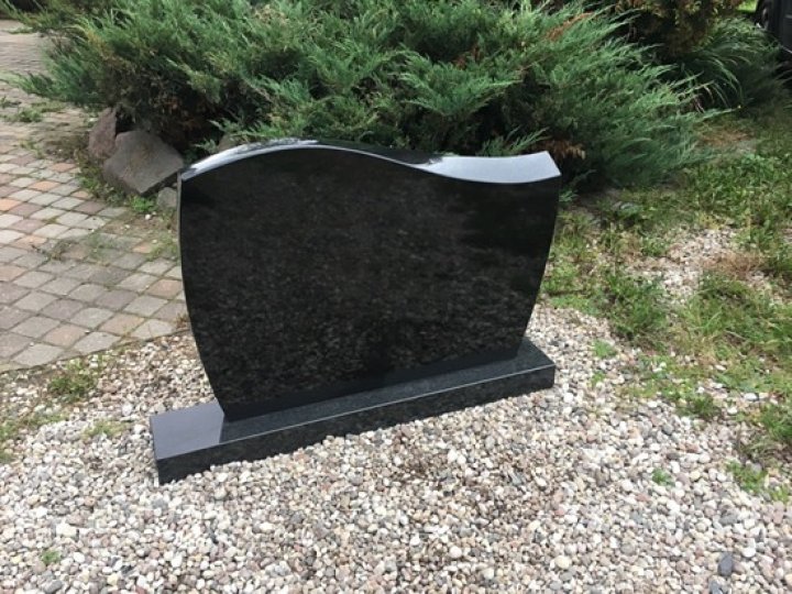 Pūlēti granīta kapa pieminekļi