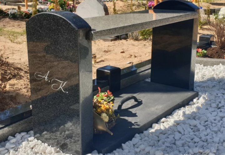 Grave bench with rounded legs made of granite