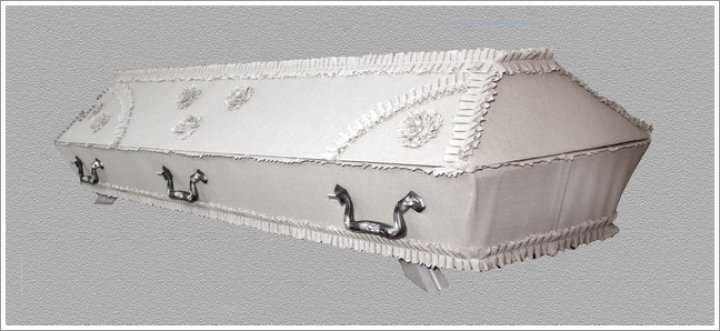 Balts drapēts zārks