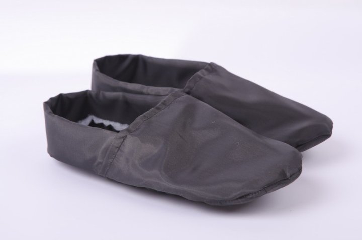 Slippers for the deceased in black colour
