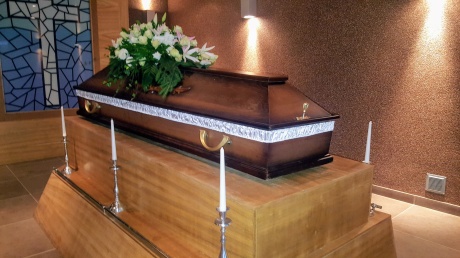 Полированный деревянный гроб