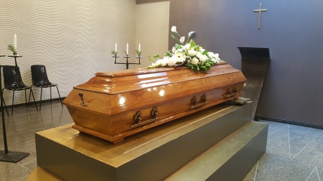 Полированный деревянный гроб