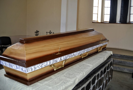 Полированный деревянный гроб