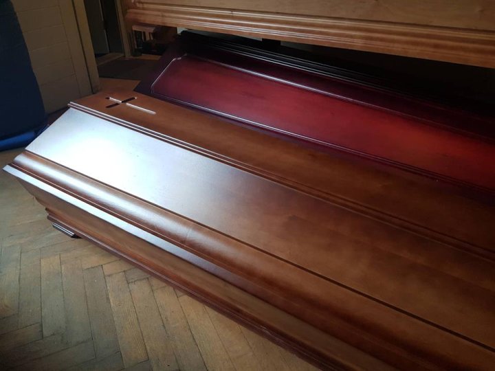 Koka zārks tumšā tonī