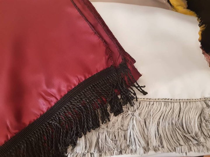 Līna sētu lenta baltā un sarkanā krāsās