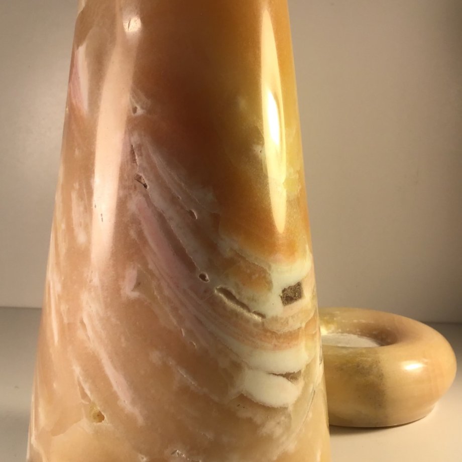 Akmens svečturis no dabīgā Oniksa materiāla - interjeram