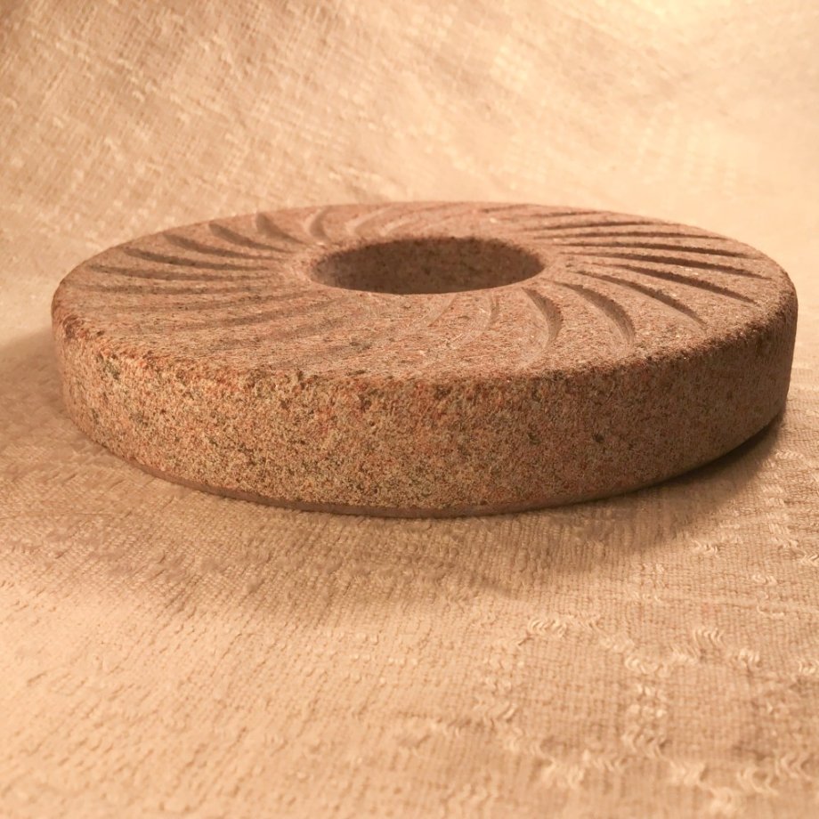 Svečturis - dekoratīvs dzirnakmens