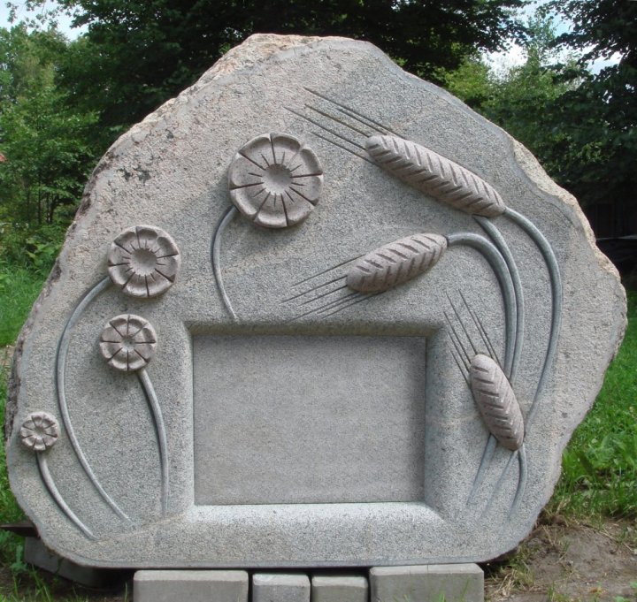 Kapu piemineklis Vārpas un ziedi