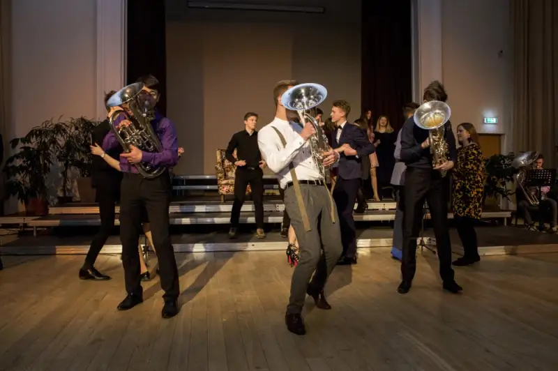 Latvian Memorial Brass Latvian Memorial Brass garantē jums kvalitatīvu bēru ceremonijas muzikālo noformējumu visā Latvijas teritorijā