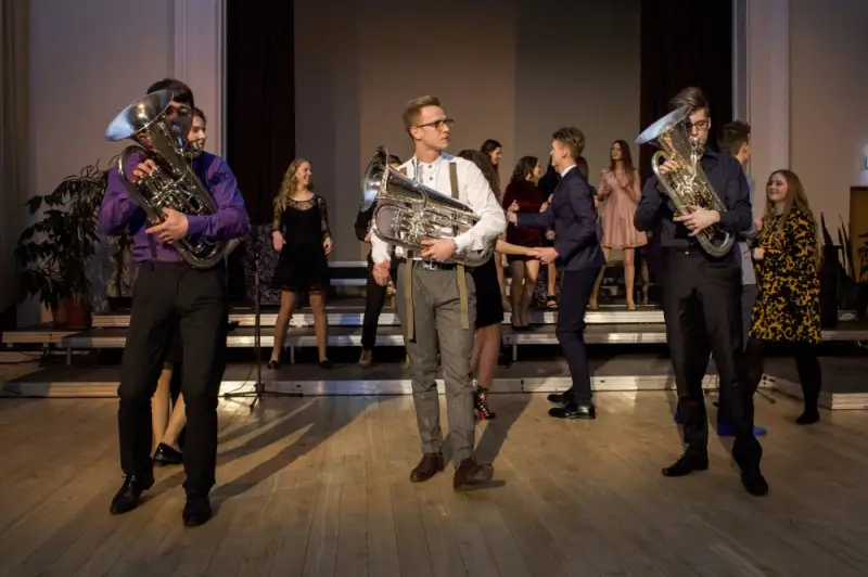 Latvian Memorial Brass Latvian Memorial Brass garantē jums kvalitatīvu bēru ceremonijas muzikālo noformējumu visā Latvijas teritorijā