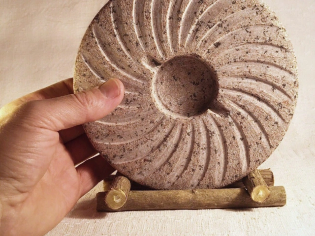 Dzirnakmens - suvenīrs