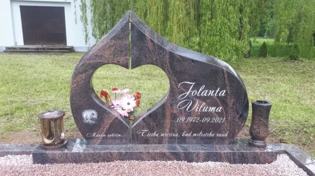 Granīta piemineklis ar sirds formas izgriezumu