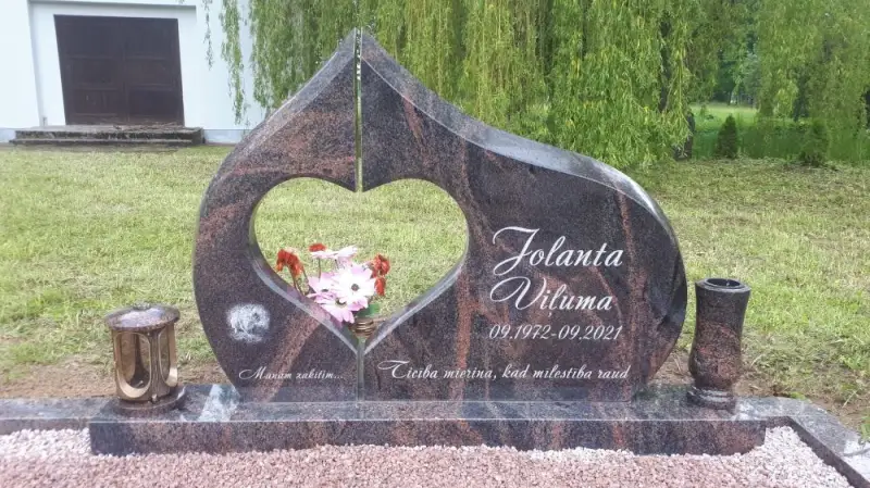 Granīta piemineklis ar sirds formas izgriezumu