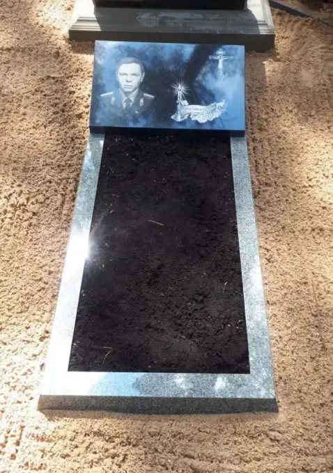 Atvērta kapu apmale no granīta ar plāksni un portreta gravējumu