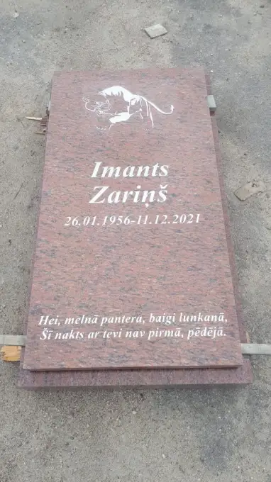 Slēgta granīta kapu apmale ar gravējumu