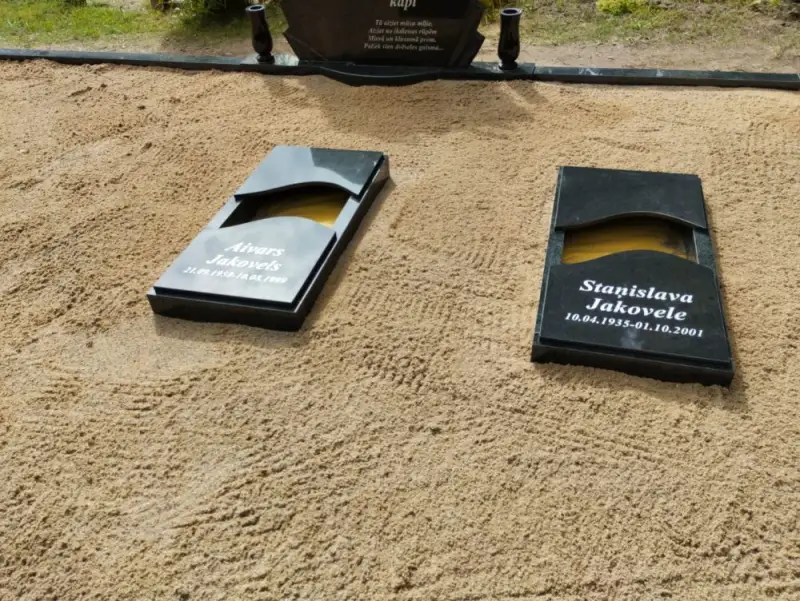 Pusslēgtas kapu apmales no granīta ar gravējumu