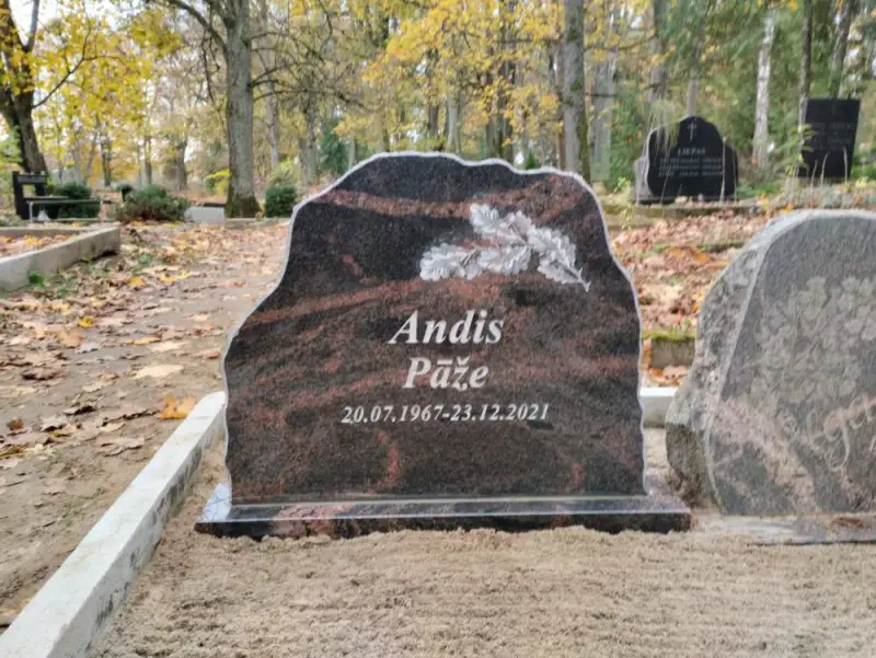 Granīta piemineklis ar ozollapu attēlu