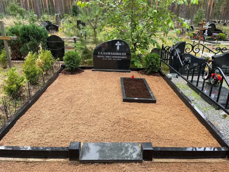 Место захоронения после уборки 