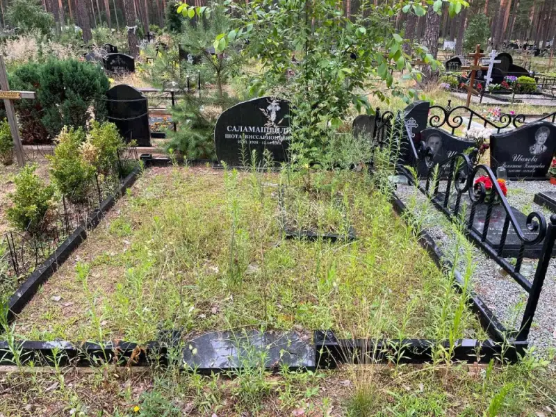 Место захоронения перед уборкой 