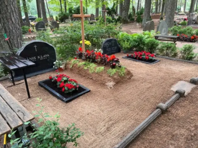 Уборка места захоронения после похорон