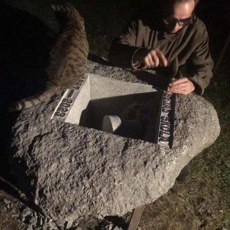 Burtu gravēšana ar kaltiņu vēlā nakts stundā