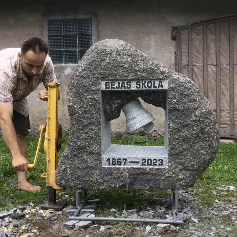 Tekstam piemineklī dažkārt piemīt ļoti liela nozīme. www.Jaunzems.Lv