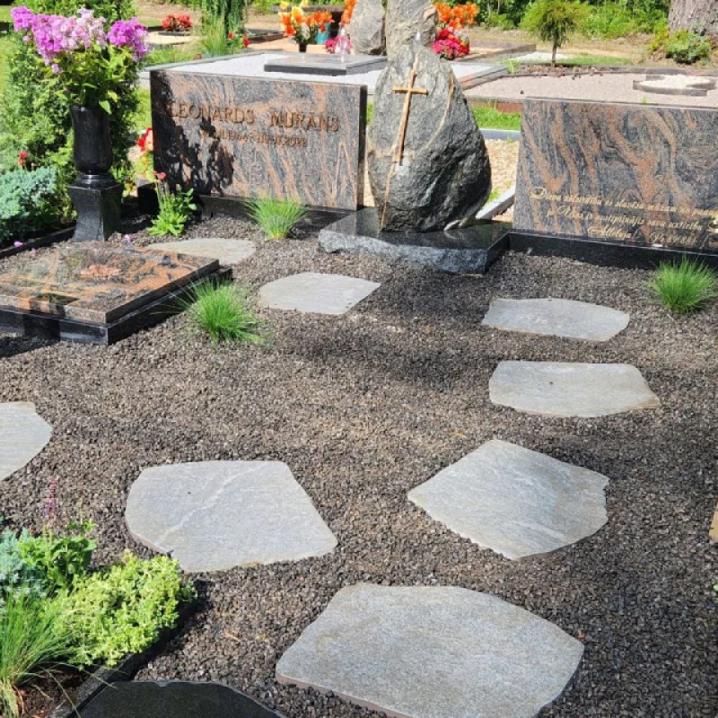 Granīta kapu piemineklis ar bronzas burtiem