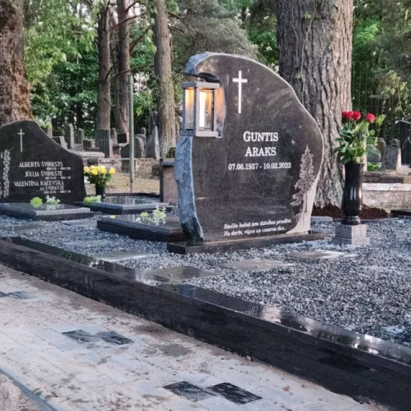 Kalts granīta piemineklis ar svečturi