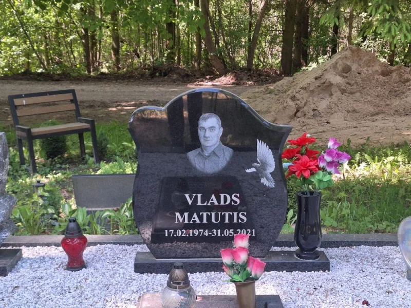 SKS Granit SIA SIA SKS GRANIT в Елгаве – гранитные надгробия и благоустройство мест захоронения