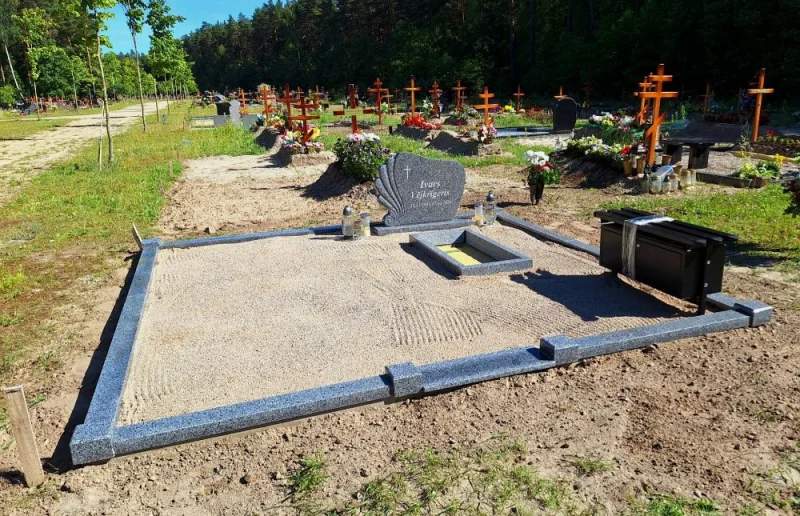 SKS Granit SIA SIA SKS GRANIT в Елгаве – гранитные надгробия и благоустройство мест захоронения