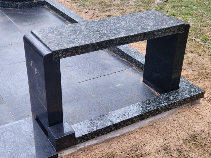 Granite grave bench with rounded legs