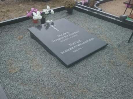 Granīta slēgta kapu plāksne ar slīpu virsmu GA-21