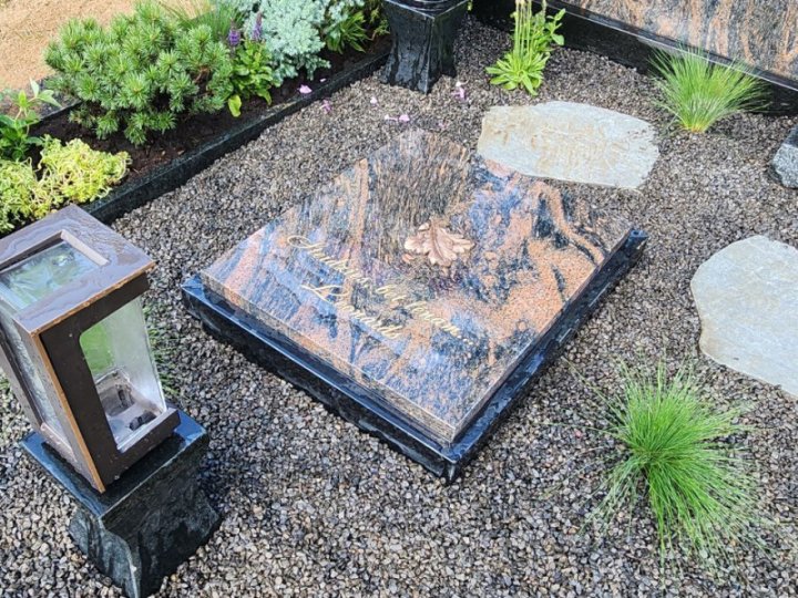 Closed granite grave slab for urns