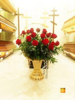 Ziedu grozs ar rozēm