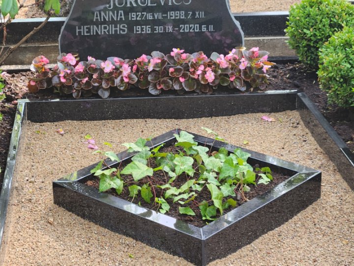 Open diamond-shaped granite gravestone for urns 