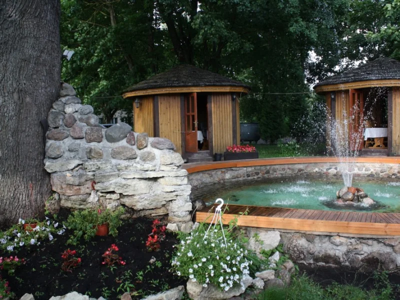 В маленьких домиках или на террасе на свежем воздухе