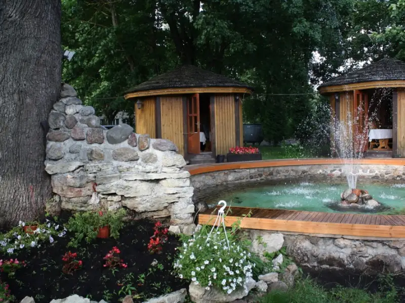 Наш ресторан "Зелёный Сад" расположен в Зипниеккалнсе — на улицах Ливциема 1 и Лиепайская 19, в Риге