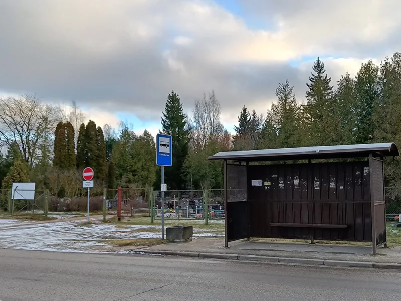 Grīvas kapu skats no autobusa pieturas Daugavpilī