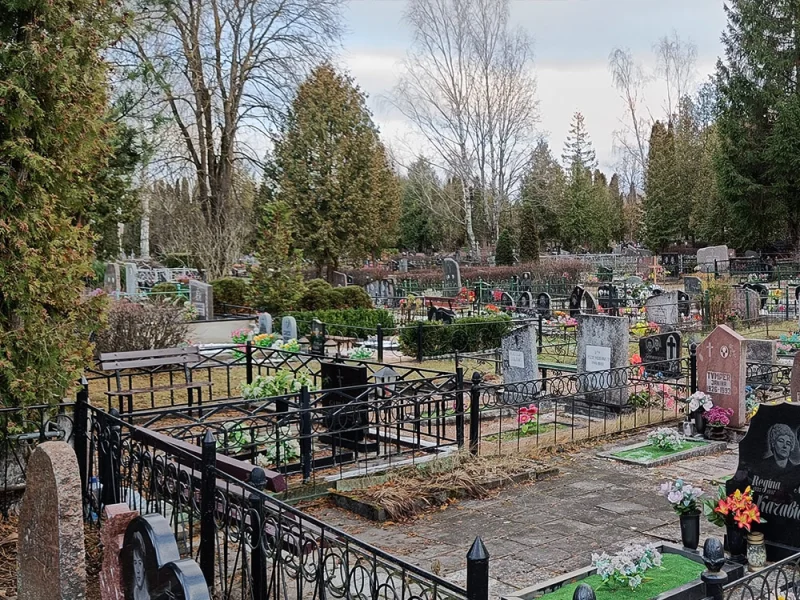 Grīvas kapu panorāma Daugavpilī – Vēsturiski apbedījumi un mierīga atmosfēra