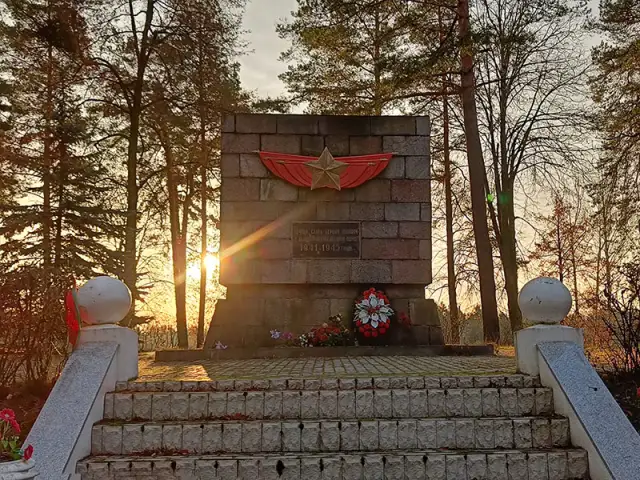 Padomju Karavīru Brāļu kapi — Daugavpils Padomju Karavīru kapi