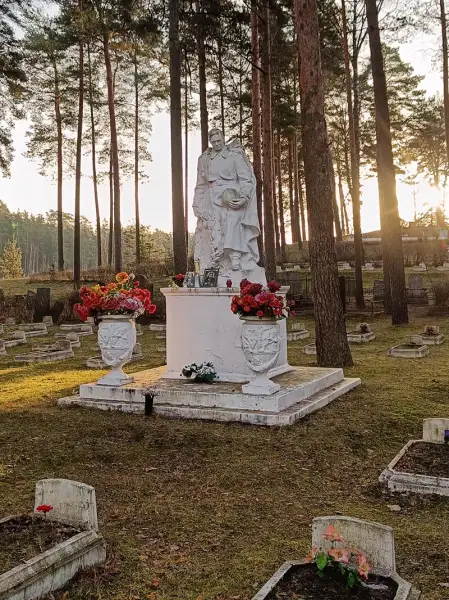 Padomju Karavīru Brāļu kapi — Daugavpils Padomju Karavīru kapi