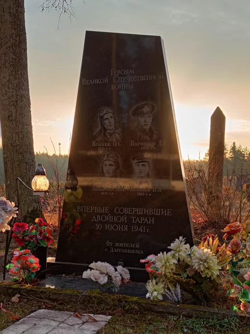 Padomju Karavīru Brāļu kapi — Daugavpils Padomju Karavīru kapi