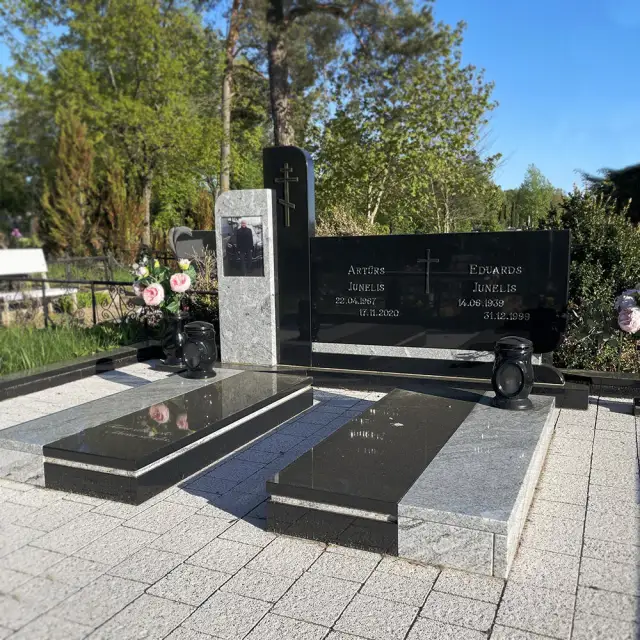 Ģimenes memorials no melna un pelēka granīta
