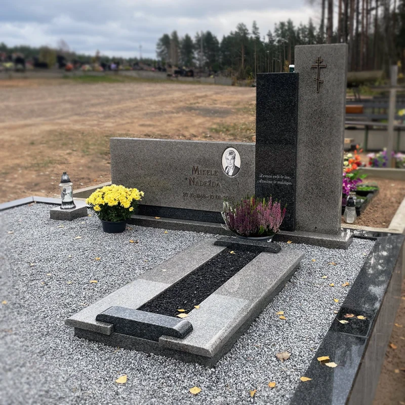 Горизонтальные и вертикальные гранитные плиты памятника