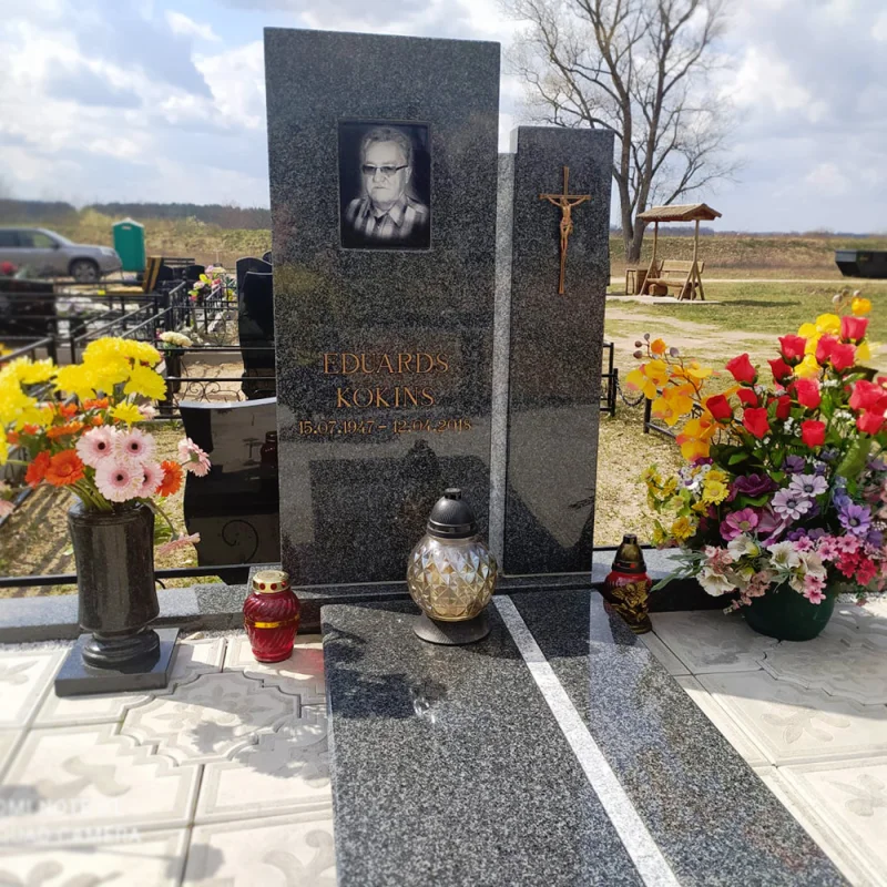 Пример готового гранитного памятника с выгравированным портретом