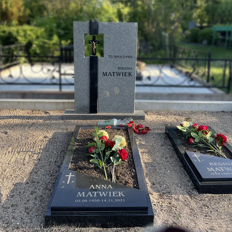 Памятник из светлого гранита с крестиком