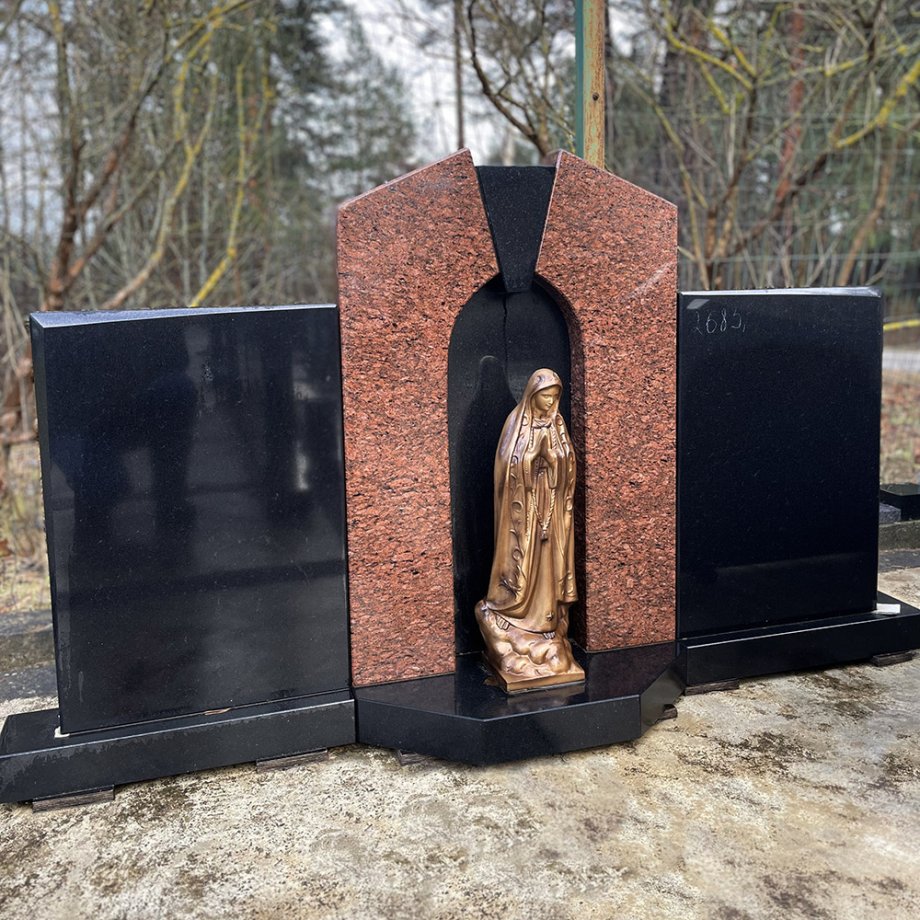 Ģimenes dubultais piemineklis no melnā granīta ar sarkana granīta arku un bronzas statuju centrā