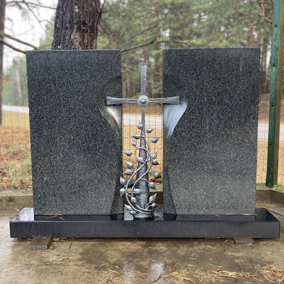 Divvietīgs ģimenes piemineklis no pelēkā granīta ar lielu kalta katolisko krustu